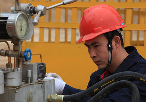 技術人(ren)員調試工作(zuò)現場圖-航天(tian)泵閥