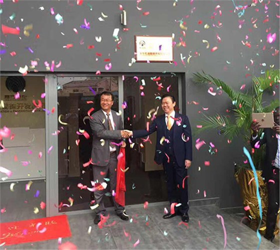 航天(tian)泵閥出席(xí)永華石油(you)揭牌典禮(li) (3) 航天泵閥(fá)出席永華(hua)石油揭牌(pai)典禮 (3)