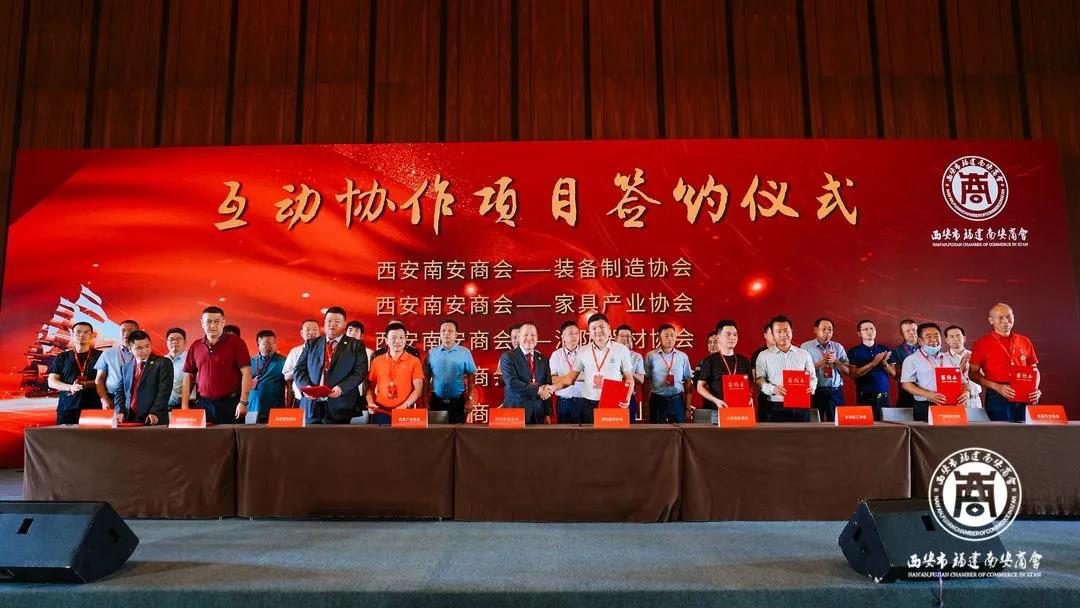 互動協作(zuo)項目簽約儀式 互(hu)動協作項目簽約(yuē)儀式